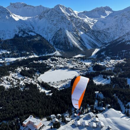 Gleitschirmfliegen über der Winterlandschaft